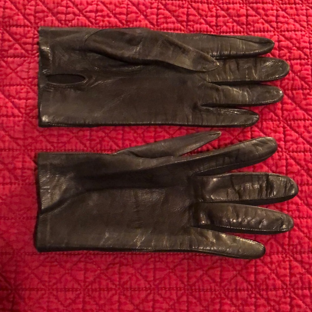 Italian fine black leather ladies gloves. Small.